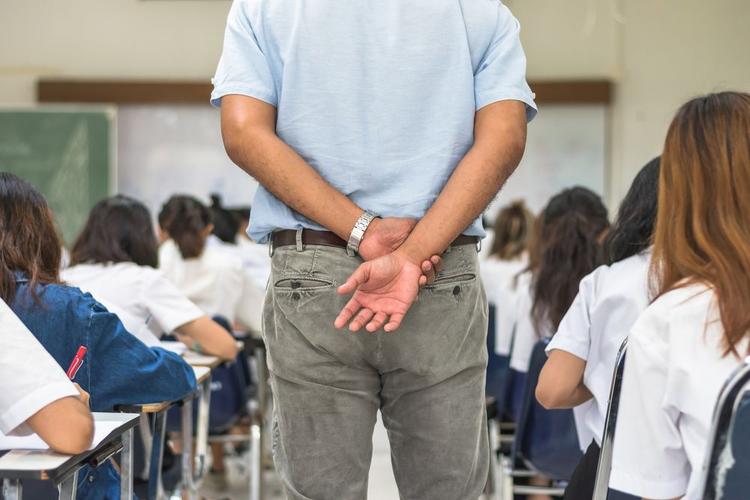 テスト中の管理や不正行為のチェックをする「試験監督」