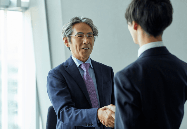 背筋を伸ばすことで変わる仕事の態度と姿勢