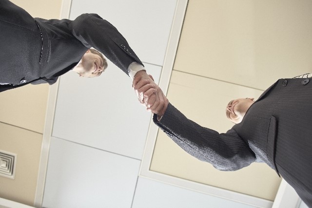 徹底すべき正しい挨拶の仕方と言葉遣いとは?