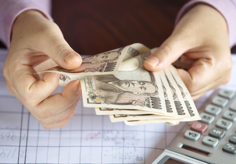 働き方ディクショナリー第42回:銀行や証券会社で窓口業務や後方事務を行う「金融事務」